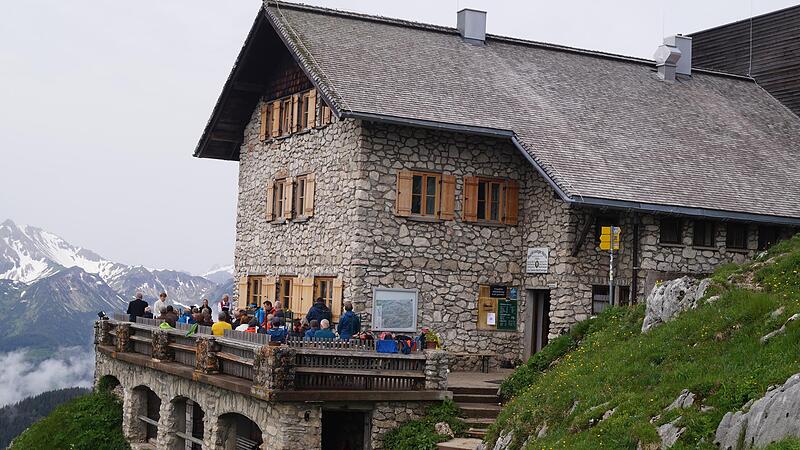 Am Fuß des Aggensteins, auf 1792 Metern Höhe, steht die Hütte der Kissinger Sektion im Deutschen Alpenverein. Am Fuß des Aggensteins, auf 1792 Metern Höhe, steht die Hütte der Kissinger Sektion im Deutschen Alpenverein.