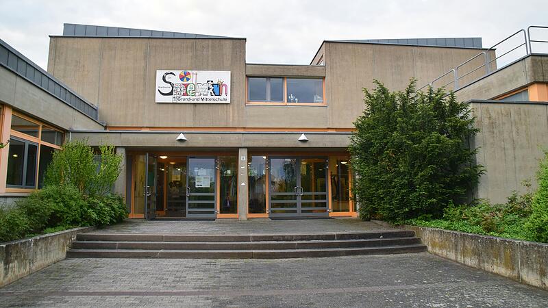 Viel Grau, wenig Gr&uuml;n: Der Bereich am Seiteneingang der Dr.-Karlheinz-Spielmann-Schule in Iphofen soll attraktiver werden.