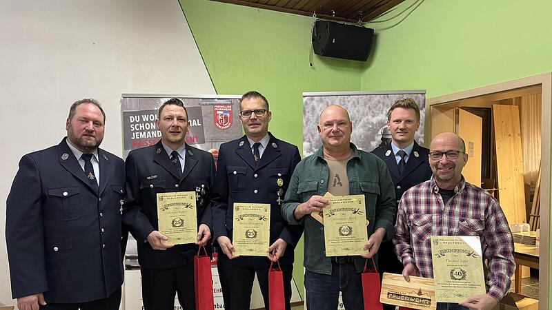 Ehrungen für 25 und 40 Jahre Mitgliedschaft (von links): Torsten Duda, Michael Bieber, Stefan Hemmerich (beide 25 Jahre), Alexander Hoch (40 Jahre), Michael Kuhn (1. Kommandant) und Thomas Saal (40 Jahre).