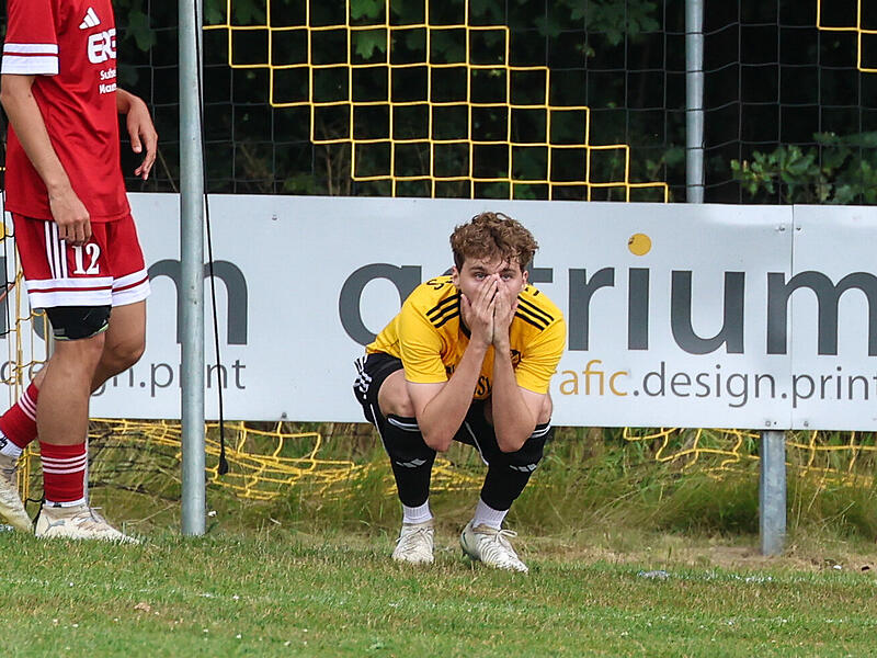 Sinnbild vom 1. Spieltag: Emilio Dressel von der SG K&uuml;ps/Schm&ouml;lz trauert einer verpassten Chance im Spiel gegen Johannisthal hinterher.