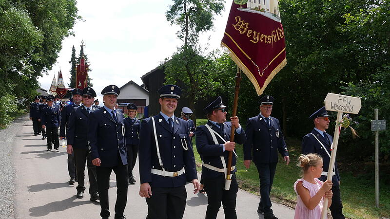 Feuerwehren aus der Region nahmen am Festzug teil.