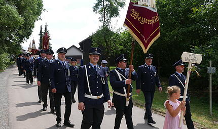 Feuerwehren aus der Region nahmen am Festzug teil.Festzug der Jubiläumsfeier 150 Jahre Freiwillige Feuerwehr Dittlofsroda Feuerwehren aus der Region nahmen am Festzug teil.