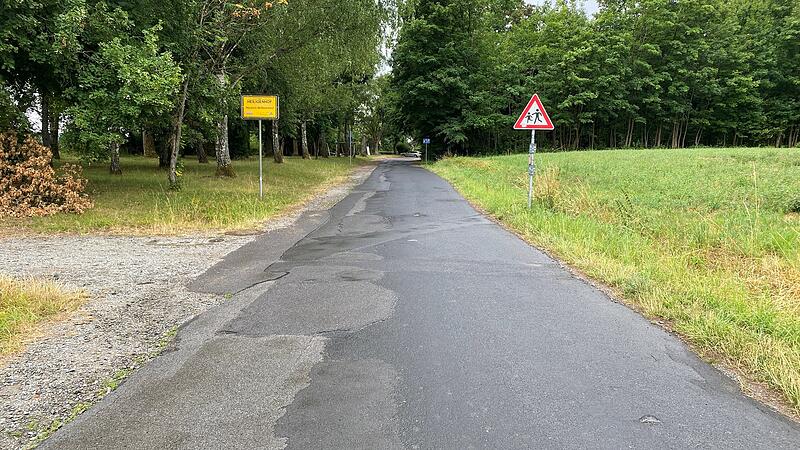 Die Zufahrtsstra&szlig;e zum Heiligenhof in Bad Kissingen ist in keinem guten Zustand.