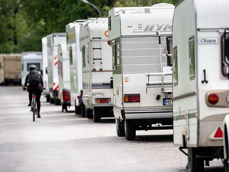 Geparkte Wohnmobile am Stra&szlig;enrand