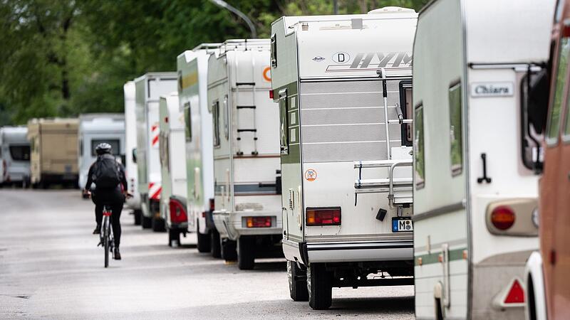 Geparkte Wohnmobile am Straßenrand Geparkte Wohnmobile am Straßenrand