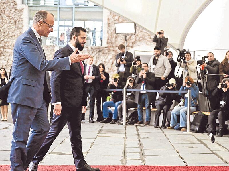 Bundeskanzler Friedrich Merz (CDU) empfing im Berliner Kanzleramt Ahmed al-Scharaa, Pr&auml;sident der syrischen &Uuml;bergangsregierung.