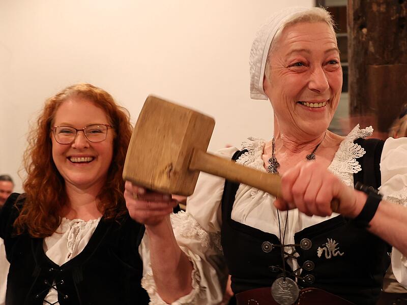 Die  rustikalen Wirtzweiber probten beim Viertelmeistertag den Aufstand und setzten ihre Forderungen mit Gewalt durch.