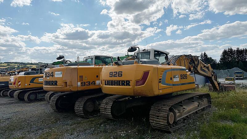 Bagger und Bauger&auml;te warten auf dem Firmengel&auml;nde der G&uuml;nther-Bau GmbH in Stadtsteinach auf ihre weitere Verwertung.