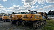 Bagger und Baugeräte warten auf dem Firmengelände der Günther-Bau GmbH in Stadtsteinach auf ihre weitere Verwertung.