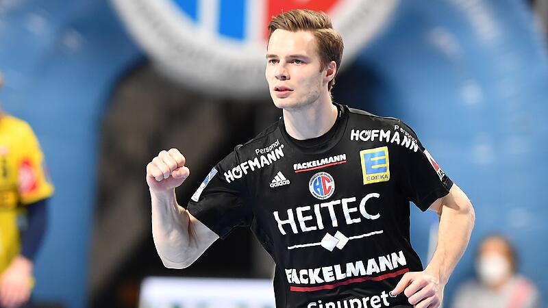 Der Jubilar Christopher Bissel in seinem 300. Bundesligaspiel feiert einen Treffer.