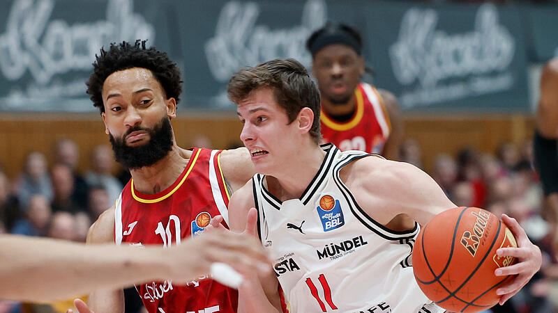 Richard Balint (rechts, im Duell mit Davion Mintz) &uuml;berragte im dritten Viertel mit 15 Punkten.