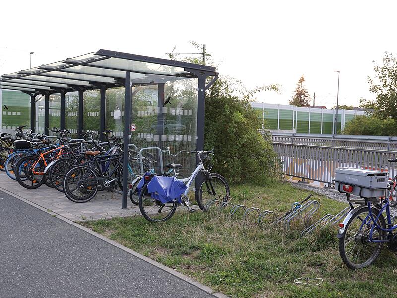 Einer der Fahrradständer am Bahnhof in Eggolsheim. Von hier wurden die letzte Zeit mehrere Fahrräder gestohlen.Forchheim & Fränkische Schweiz Einer der Fahrradständer am Bahnhof in Eggolsheim. Von hier wurden die letzte Zeit mehrere Fahrräder gestohlen.