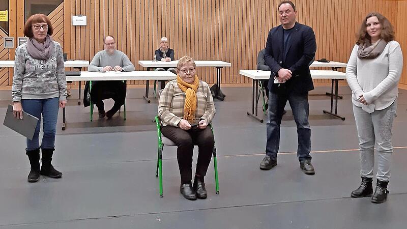 Mit einer Tr&auml;ne im Auge &uuml;bergaben die ehemalige Vorsitzende Gabriele Taubold-Porzelt (Zweite von links) und Martina H&auml;nel (links) das Vereinsverm&ouml;gen des Kl&ouml;ppelschulf&ouml;rdervereins an den Markt Nordhalben. Rechts B&uuml;rgermeister Michael P&ouml;hnlein und Gesch&auml;ftsleiterin Stefanie Birke