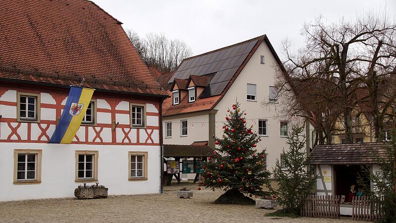 Hinter dem Christbaum auf dem Marktplatz (links das Rathaus) wird das neue Heiligenstadter Gesundheitszentrum untergebracht sein.