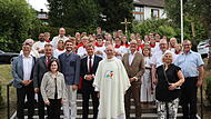 Gruppenbild zum Abschied: Aus dem gesamten Seelsorgebereich kamen Ministranten und Ehreng&auml;ste.