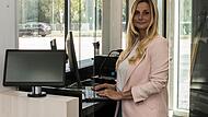 Eine niedrige Theke garantiert künftig an der Theaterkasse im Globe einen barrierefreien Ticket-Verkauf, wie Sabrina Bensch demonstriert. Eine niedrige Theke garantiert künftig an der Theaterkasse im Globe einen barrierefreien Ticket-Verkauf, wie Sabrina Bensch demonstriert.