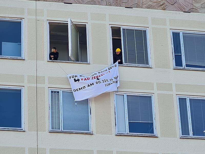 Auf die Demonstration am Donnerstag macht "FAU zerf&auml;llt" mit einem Bannerdrop an einem Geb&auml;ude der philosophischen Fakult&auml;t aufmerksam.