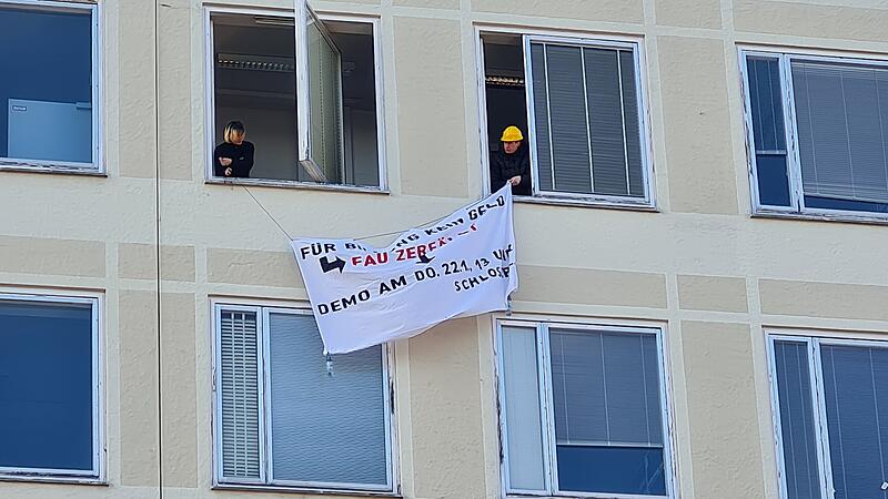 Auf die Demonstration am Donnerstag macht "FAU zerf&auml;llt" mit einem Bannerdrop an einem Geb&auml;ude der philosophischen Fakult&auml;t aufmerksam.