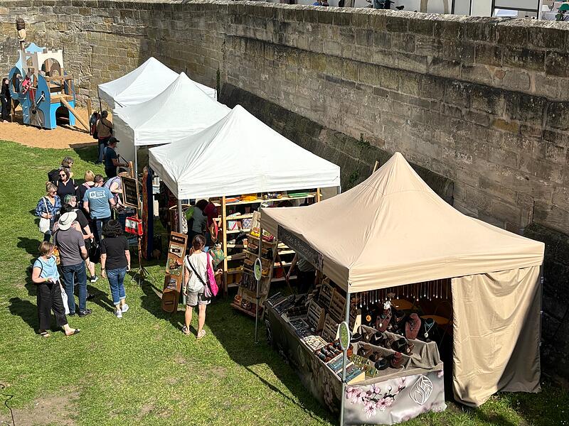 Ein Angebot in den buntesten Farben und unterschiedlichsten Materialien pr&auml;sentierten die Aussteller beim Kunsthandwerkermarkt 2024 in Forchheim