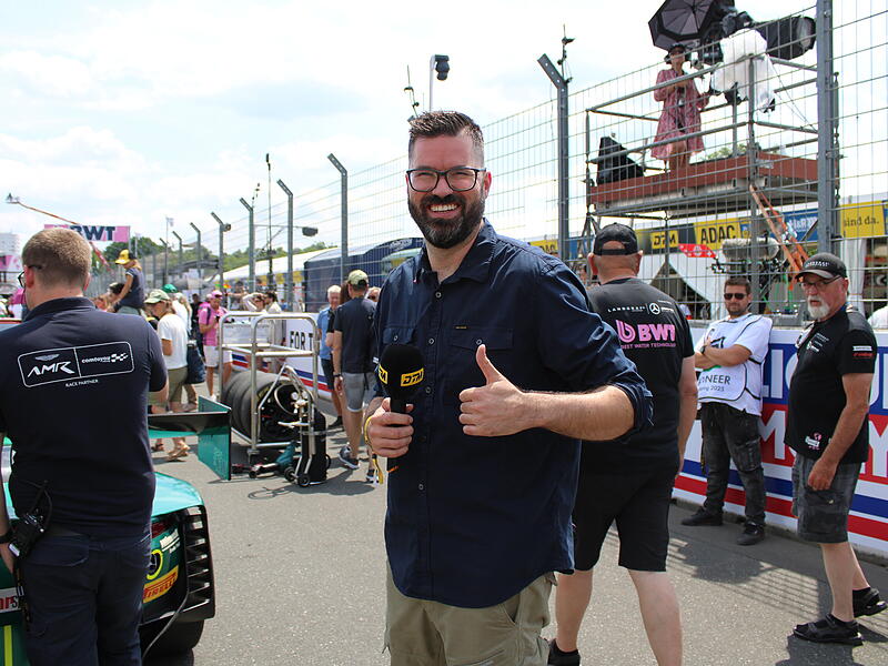 Daumen hoch: DTM-Kommentator Tobias Schimon - hier am Norisring 2025 - gibt kommende Woche auf dem Nürburgring sein Debüt als Rennfahrer.DTM Norisring 2025: Die besten Impressionen vom Samstag Daumen hoch: DTM-Kommentator Tobias Schimon - hier am Norisring 2025 - gibt kommende Woche auf dem Nürburgring sein Debüt als Rennfahrer.