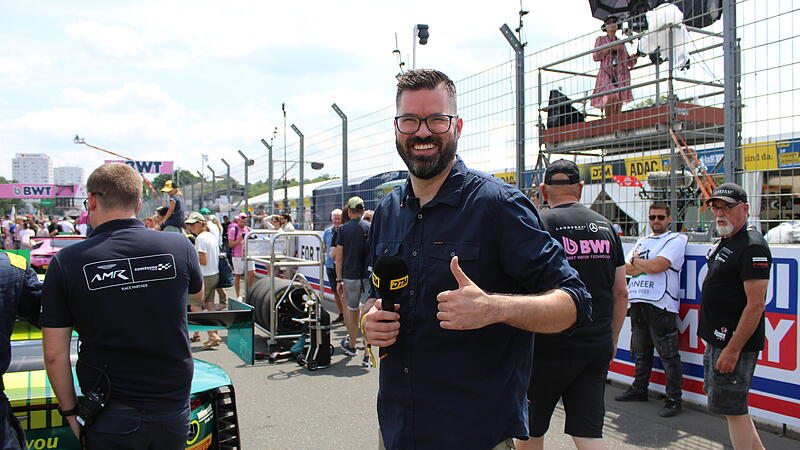 Daumen hoch: DTM-Kommentator Tobias Schimon - hier am Norisring 2025 - gibt kommende Woche auf dem N&uuml;rburgring sein Deb&uuml;t als Rennfahrer.