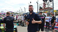 Daumen hoch: DTM-Kommentator Tobias Schimon - hier am Norisring 2025 - gibt kommende Woche auf dem Nürburgring sein Debüt als Rennfahrer.DTM Norisring 2025: Die besten Impressionen vom Samstag Daumen hoch: DTM-Kommentator Tobias Schimon - hier am Norisring 2025 - gibt kommende Woche auf dem Nürburgring sein Debüt als Rennfahrer.