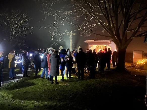 Andacht an der Kapelle. Andacht an der Kapelle.