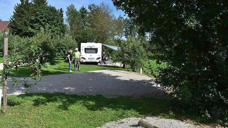 Der Campingplatz in Lilling: Hier hat die Familie Pingold drei Stellplätze mitten in der Obstwiese geschaffen.Forchheim & Fränkische Schweiz Der Campingplatz in Lilling: Hier hat die Familie Pingold drei Stellplätze mitten in der Obstwiese geschaffen.Forchheim & Fränkische Schweiz