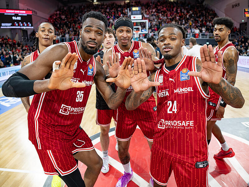 EJ Onu (vorne links) und Cobe Williams (vorne rechts) posieren nach dem 96:82-Sieg gegen die Niners Chemnitz.