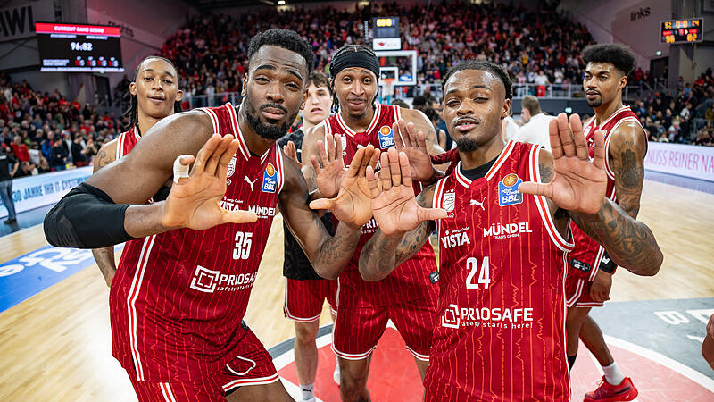 EJ Onu (vorne links) und Cobe Williams (vorne rechts) posieren nach dem 96:82-Sieg gegen die Niners Chemnitz.