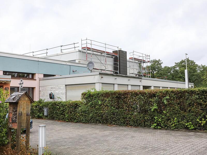 Die Turnhalle der Wilhelm-Pfeffer-Schule in Herzogenaurach ist eingerüstet. Die Fassade erhält eine Wärmedämmung und das Hallendach bekommt eine Photovoltaikanlage.