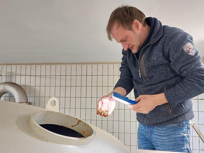 Noch ist  der Wasseringenieur Burkhard Bittner in Eggolsheim nicht f&uuml;ndig geworden (die Ablagerungen in seiner Hand haben nichts mit den Keimen zu tun) . Aber er ist den Bakterien auf der Spur. Panik sei deswegen nicht angebracht, sagt er.Forchheim & Fr&auml;nkische Schweiz