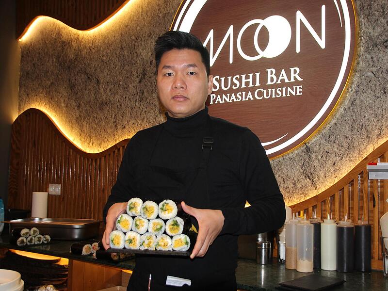 Ein Leerstand, der in der Bad Kissinger Innenstadt erfolgreich wiederbelebt wurde, ist die Moon Sushi Bar in der Oberen Marktstraße. Im Bild Inhaber Anh Tu Pham. Ein Leerstand, der in der Bad Kissinger Innenstadt erfolgreich wiederbelebt wurde, ist die Moon Sushi Bar in der Oberen Marktstraße. Im Bild Inhaber Anh Tu Pham.