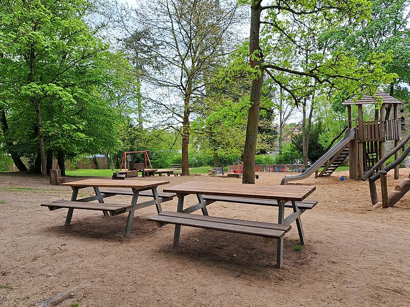 Auch am Spielplatz Hofgarten: B&auml;nke mit Tischen. Der perfekte Ort f&uuml;r ein ausgedehntes Picknick in gro&szlig;er Runde.