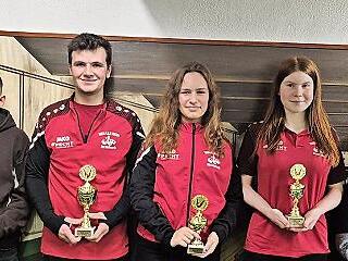 Laurel Schlereth, Philipp Schwarz, Nico Vorndran, Maja Schlereth, Zoey Rathgeber, Anton Schmitt und Jugendwart Achim Vorndran.