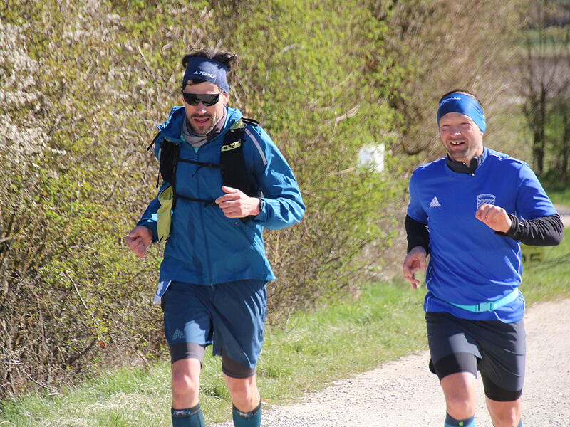 Strahlender Sonnenschein, aber nur niedrige Plusgrade erwartete die L&auml;ufer beim 19. Obermain-Marathon rund um Bad Staffelstein. Die Marathon-Strecke f&uuml;hrte wieder an den beiden Wahrzeichen der Kurstadt, dem Kloster Banz und der Basilika Vierzehnheiligen vorbei.