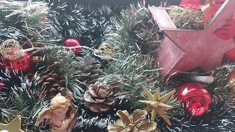 Was heute noch ein Blickfang ist, kann in ein paar Jahren schon als altmodisch oder kitschig gelten. Der Weihnachtsschmuck erlebte &uuml;ber die Jahre einen rasanten Wandel, was Material, Optik und Farben betrifft. Unsere Mitarbeiterin Maria L&ouml;fller hat Alt und Neu in Bildern festgehalten.