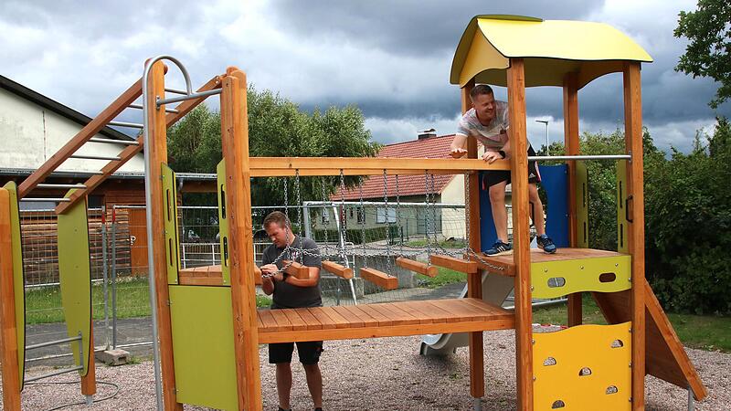 Der neue Spielplatz auf dem Sportgel&auml;nde des RSV Rannungen ist rechtzeitig zum Fischfest fertig geworden. Auf unserem Bild legen Vereinsmitglieder  letzte Hand an.