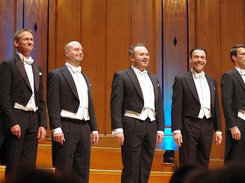 Unser Bild zeigt (von links) 1. Tenor Klaus Steppberger, 2. Tenor Michael Birgmeier, 1. Bariton Manuel Adt, 2. Bariton Manfred Stecher und Bass Micha Matth&auml;us. Nicht auf dem Foto: Pianist Oliver Hahn.