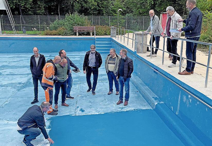 Die Mitglieder des Bau- und Umweltausschusses im Nichtschwimmerbecken, wo sie schon ein paar Quadratmeter der Sanierung begutachten können; rechts oben Bürgermeister Michel Ziegler.