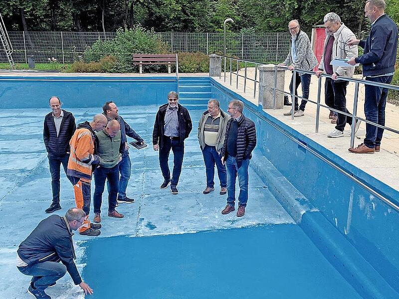 Die Mitglieder des Bau- und Umweltausschusses im Nichtschwimmerbecken, wo sie schon ein paar Quadratmeter der Sanierung begutachten können; rechts oben Bürgermeister Michel Ziegler.