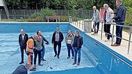 Die Mitglieder des Bau- und Umweltausschusses im Nichtschwimmerbecken, wo sie schon ein paar Quadratmeter der Sanierung begutachten können; rechts oben Bürgermeister Michel Ziegler.