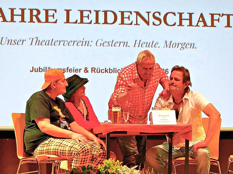 Eine Szene: Die Familie Schiefmaul hatte einen Tisch f&uuml;r die Jubil&auml;umsveranstaltung reserviert.Susanne Deuerling