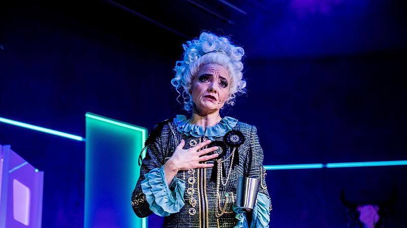„Der satanarchäolügenialkohöllische Wunschpunsch“ am Landestheater Coburg: Kerstin Hänel in der Rolle der Geldhexe Tyrannja Vamperl. „Der satanarchäolügenialkohöllische Wunschpunsch“ am Landestheater Coburg: Kerstin Hänel in der Rolle der Geldhexe Tyrannja Vamperl.