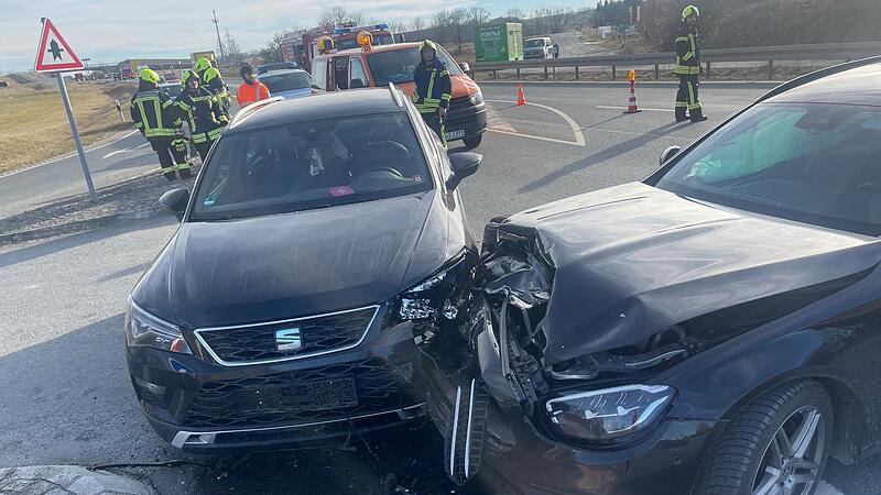 Unfall - Was bringen Dashcams? (Symbolbild) Bei Unfällen hoffen einige Autofahrer, ihre eigene Unschuld mit einer Dashcam-Aufnahme beweisen zu können. Doch ist das Filmen des Straßenverkehrs überhaupt erlaubt? (Symbolbild)