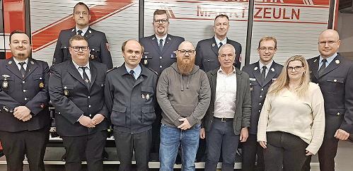 25 Jahre bei der Feuerwehr sind Florian Schlesok und Andreas V&ouml;lker (Dritter und Vierter v. l. vorn). Dank und Anerkennung gab es f&uuml;r Hausmeisterin Sabrina Reiter (Zweite v. r.).