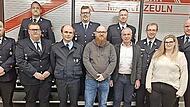 25 Jahre bei der Feuerwehr sind Florian Schlesok und Andreas V&ouml;lker (Dritter und Vierter v. l. vorn). Dank und Anerkennung gab es f&uuml;r Hausmeisterin Sabrina Reiter (Zweite v. r.).