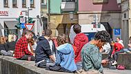 Wo die Maskenpflicht gerne ignoriert wird. Nun kündigt die Polizei verstärkte Kontrollen der Unteren Brücke an.
