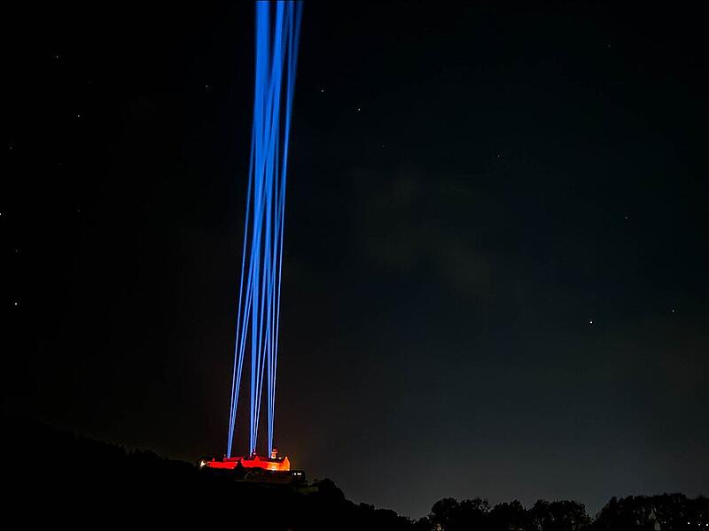 Die Lichtprobe am Samstagabend deutet stark darauf hin, dass Joko & Klaas am Sonntagabend von Kulmbach aus live senden.