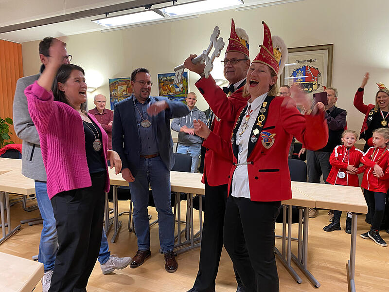 Faschingsstart in Ebermannstadt: Die Narren übernehmen das Rathaus.